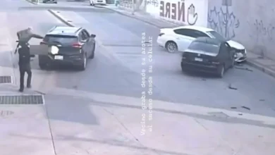 Automóvil negro con cristales rotos e impactos tras ataque armado en Valle de Santiago