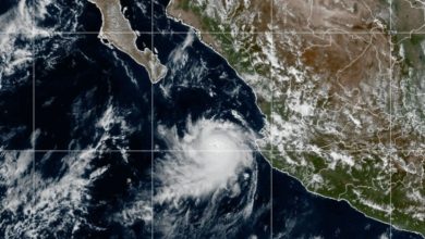 Imagen satelital del huracán Simon categoría 2 frente a las costas del Pacífico mexicano